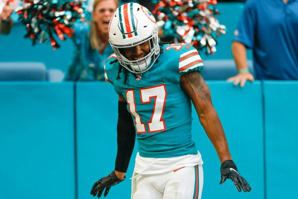 Jaylen Waddle Signed Miami Dolphins Jersey (Beckett) Ex-Alabama Wide Receiver