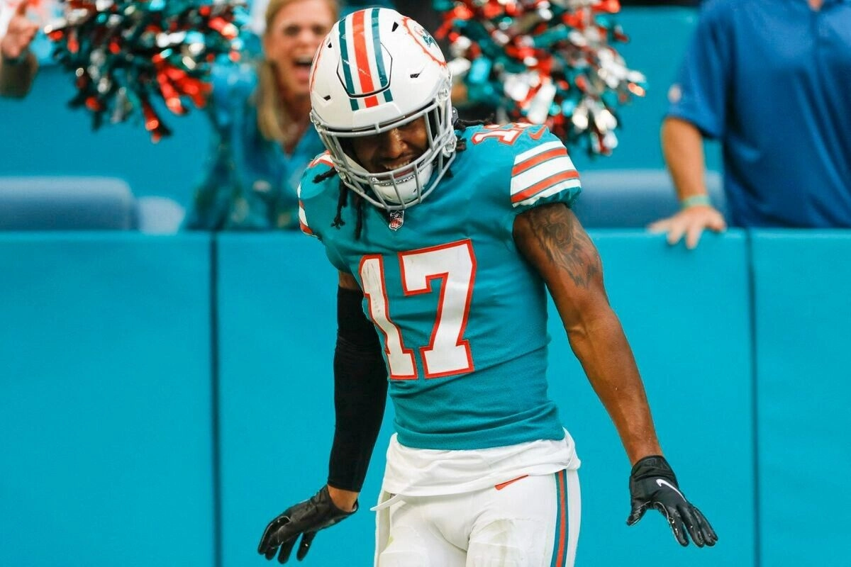 Jaylen Waddle Signed Miami Dolphins Jersey (Beckett COA) Alabama Wide Receiver