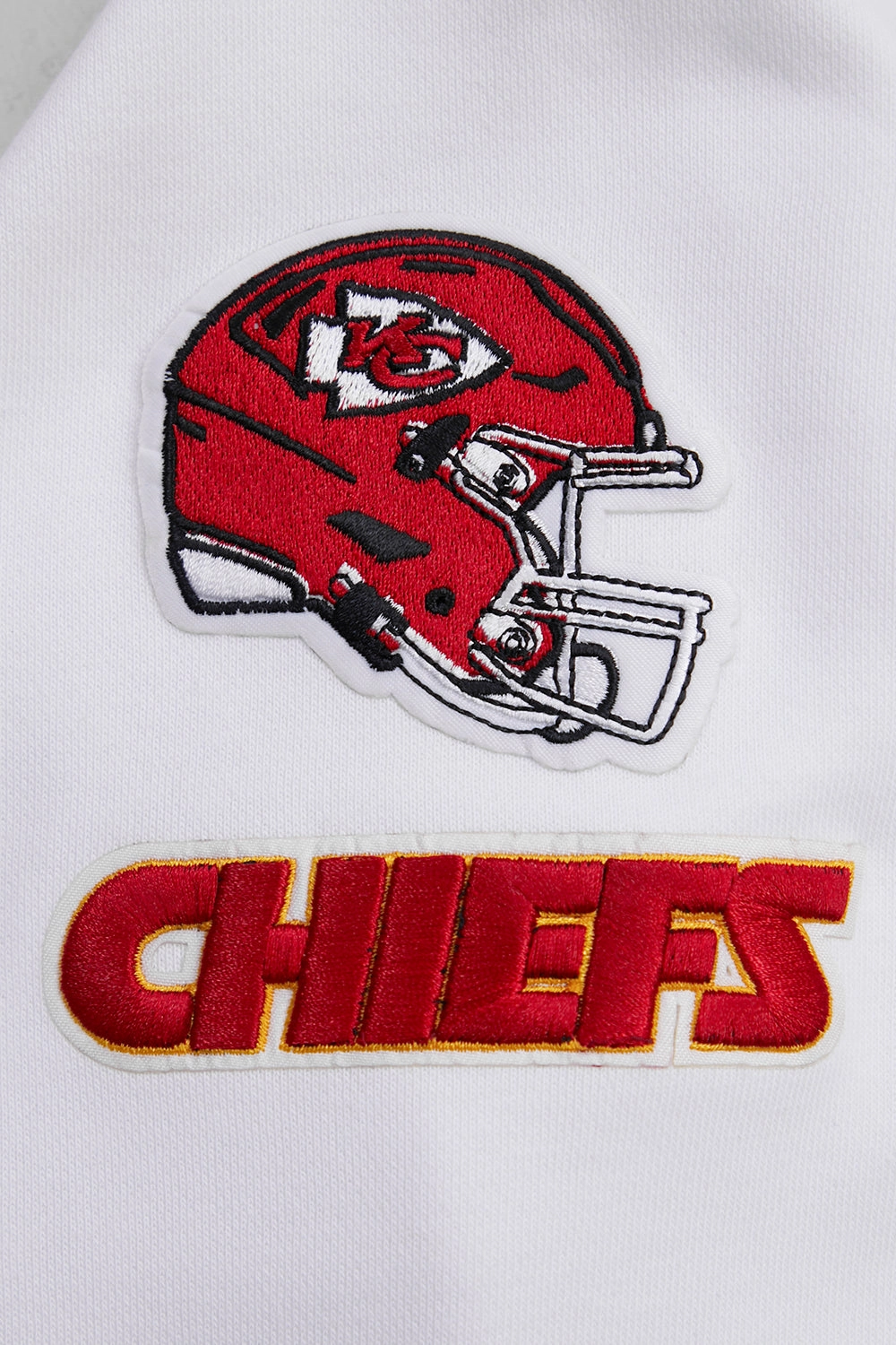 NFL KANSAS CITY CHIEFS CLASSIC WOMEN'S FLEECE CROPPED PULLOVER HOODIE (WHITE)