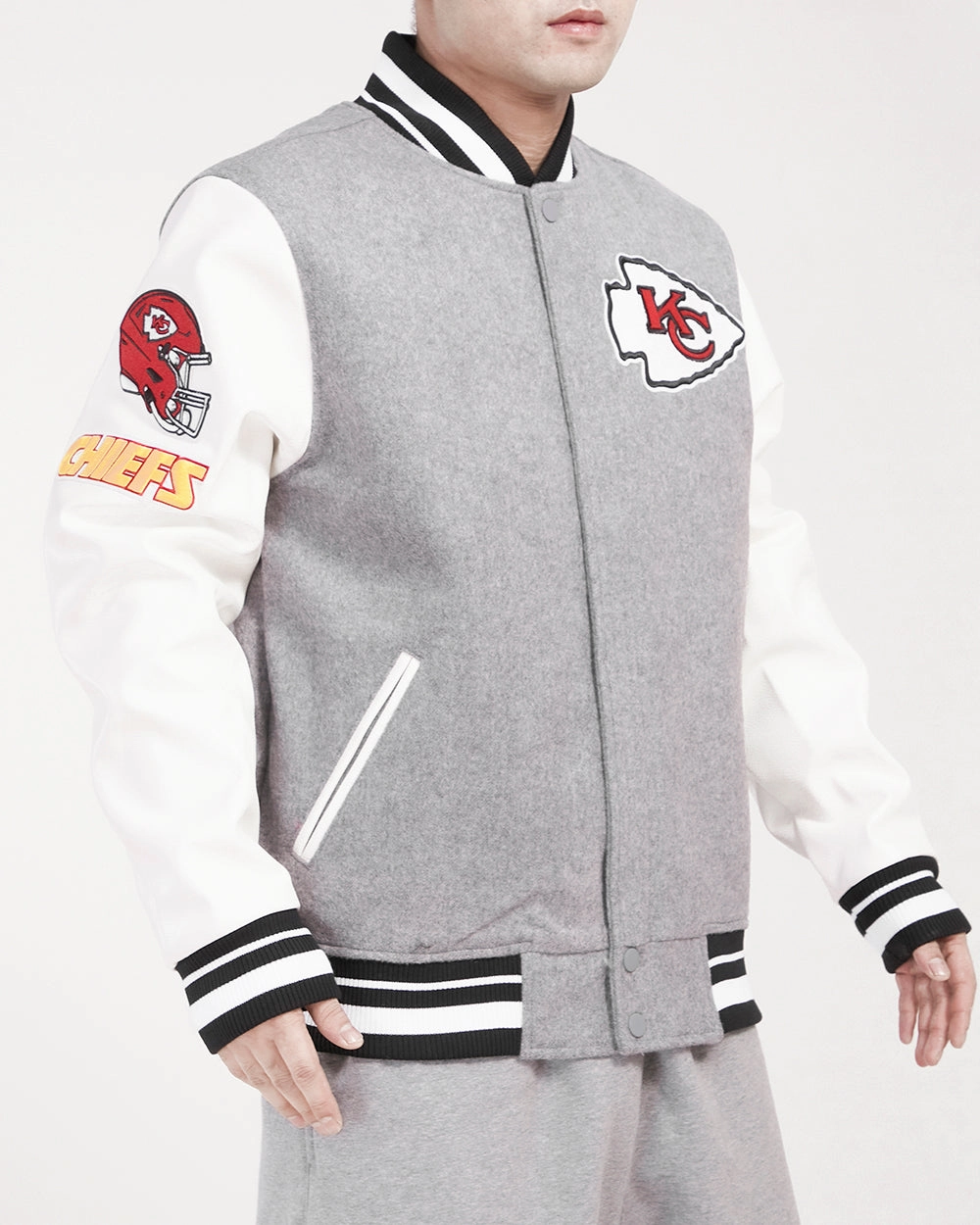 NFL KANSAS CITY CHIEFS OLD ENGLISH MEN'S RIB WOOL VARSITY JACKET (HEATHER GREY/WHITE/BLACK)