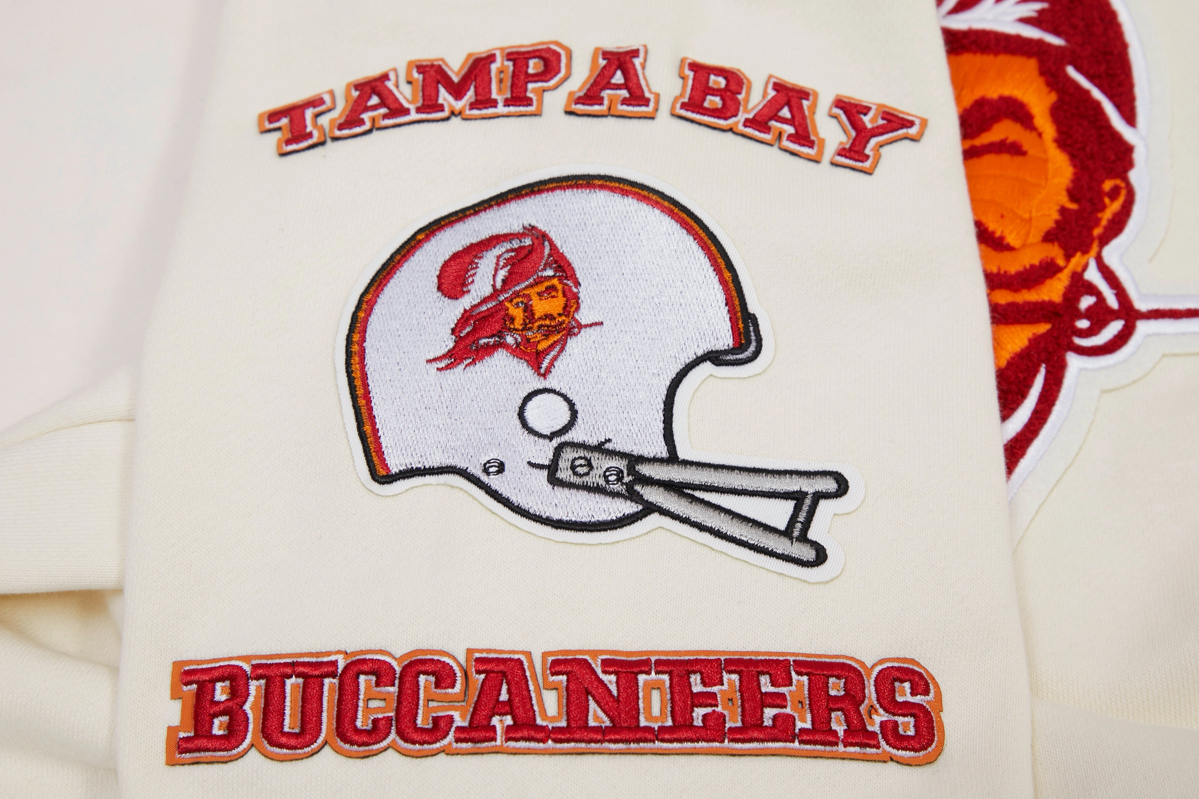 NFL TAMPA BAY BUCCANEERS RETRO CLASSIC MEN'S PULLOVER HOODIE (EGGSHELL/ BLACK)